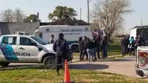 La presencia policial custodiando la escena del horror en Olavarría.