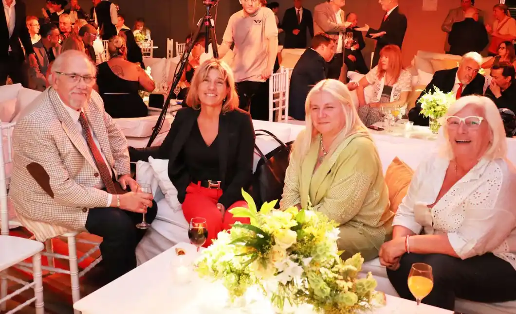 El dueño de CECAITRA (izq.) junto a la denunciada exconcejal Pombo, pareja del exministro D'Onofrio. Foto: Infobae