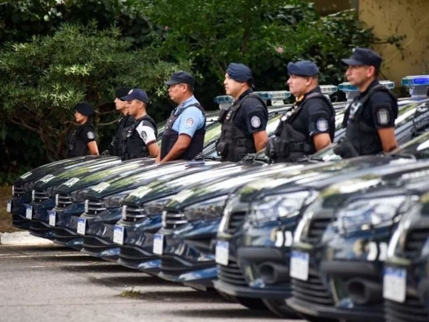 "Sobrepasado" y con "mucho estrés" policía entregó su arma y chaleco antibalas
