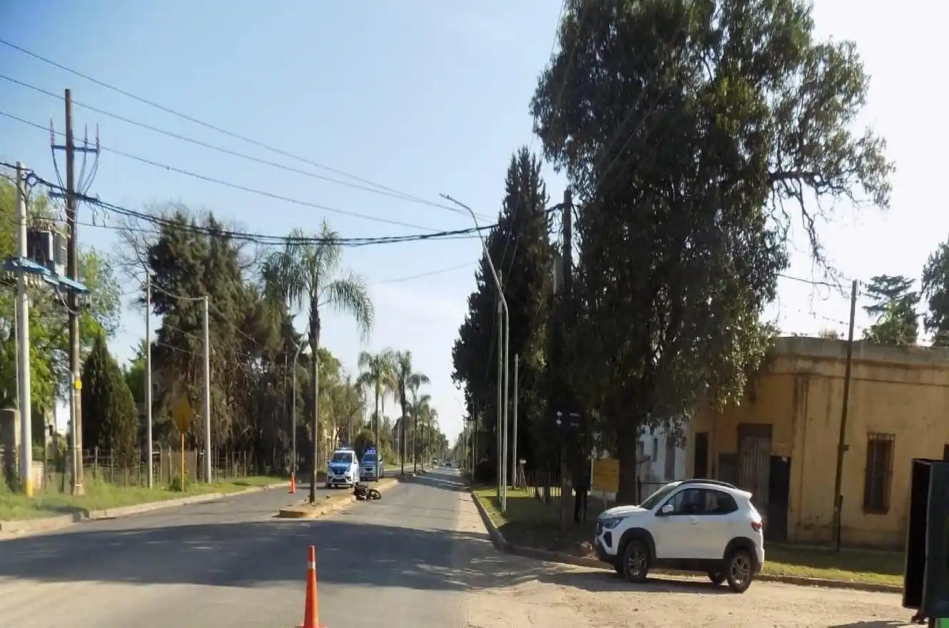 Falleció un joven motociclista al impactar contra una palmera