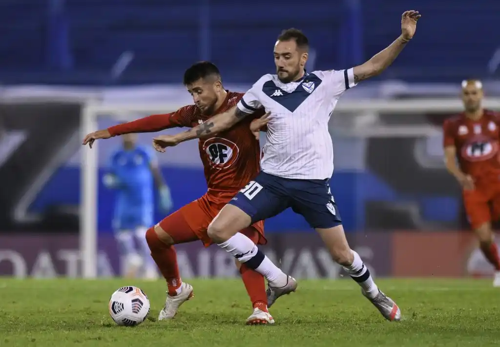 Vélez no falló en su estadio y se instaló en los octavos