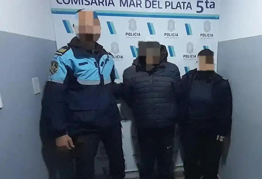 El sujeto esperaba en un auto, mientras dos cómplices estaban en el interior de la casa.