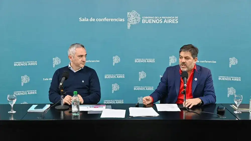 Carlos Bianco junto a Andrés Larroque en conferencia de prensa.