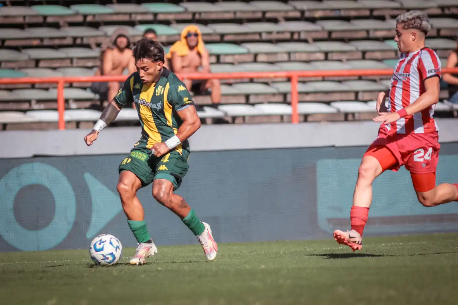 Rodrigo González proyectándose por la banda derecha frente a Barracas