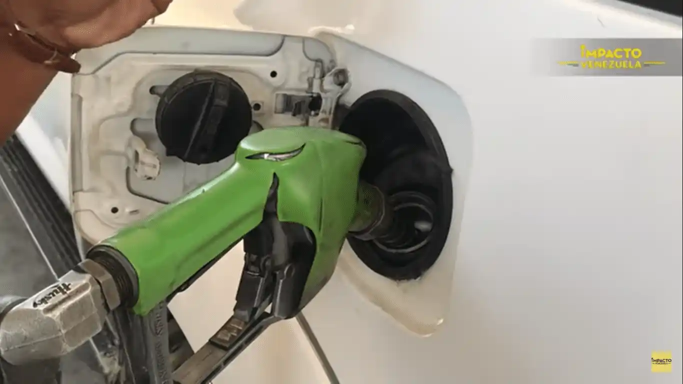 Venezuela solo abastece 30.000 barriles diarios de gasolina y necesita 120.000