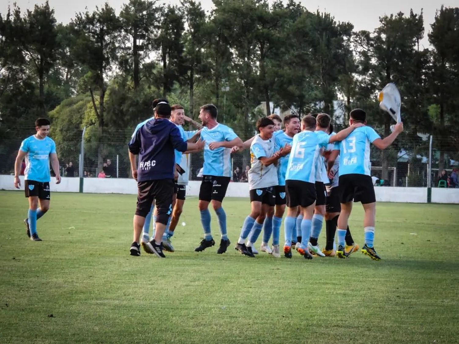 Hughes venció como visitante a Studebaker y es semifinalista.