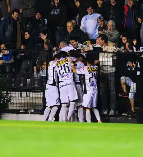 Newell's perdió en Floresta y le dio vida a River y Lanús 