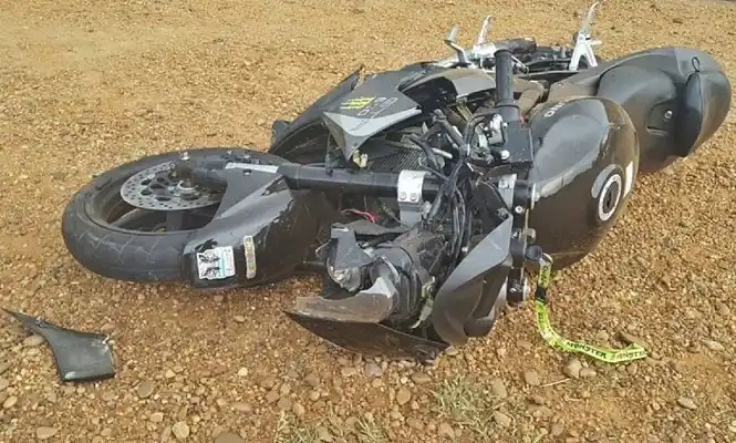 Motociclista chocó contra una camioneta y perdió parte de la mano