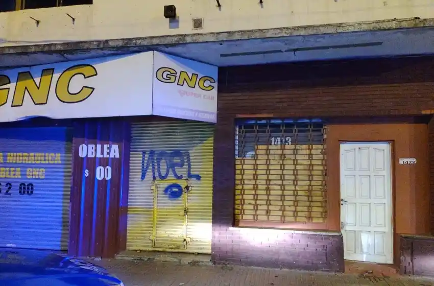 Atraparon a un joven y una menor cuando rompían la puerta de un comercio