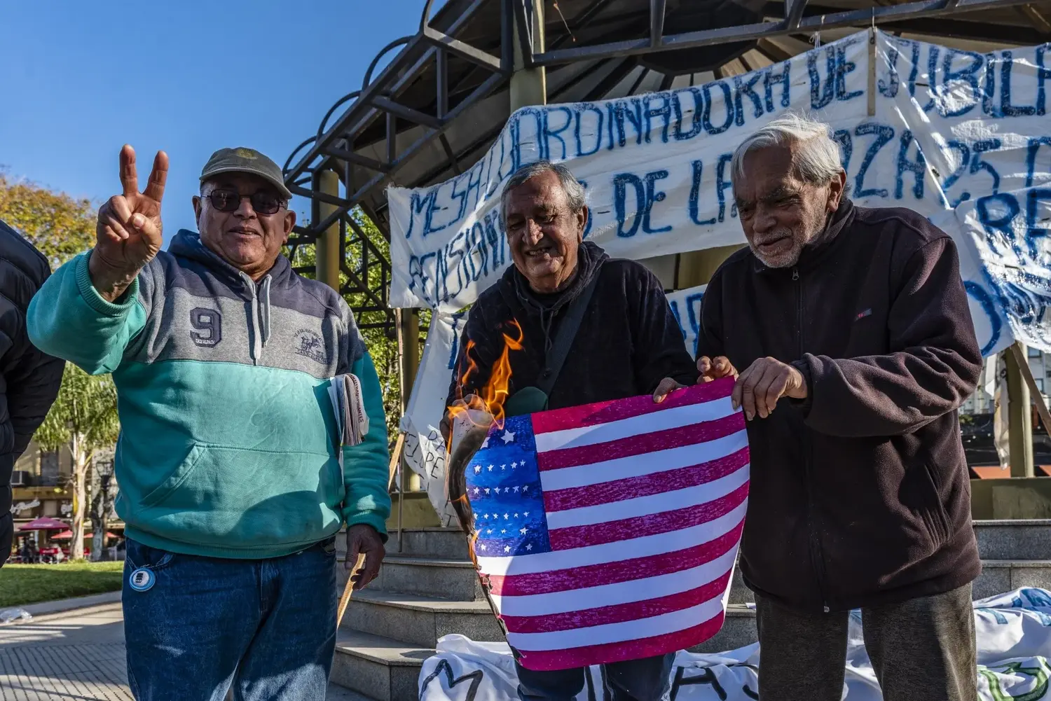“Vos también nos va a tener que acompañar”: el relato del fotógrafo trasladado durante la protesta