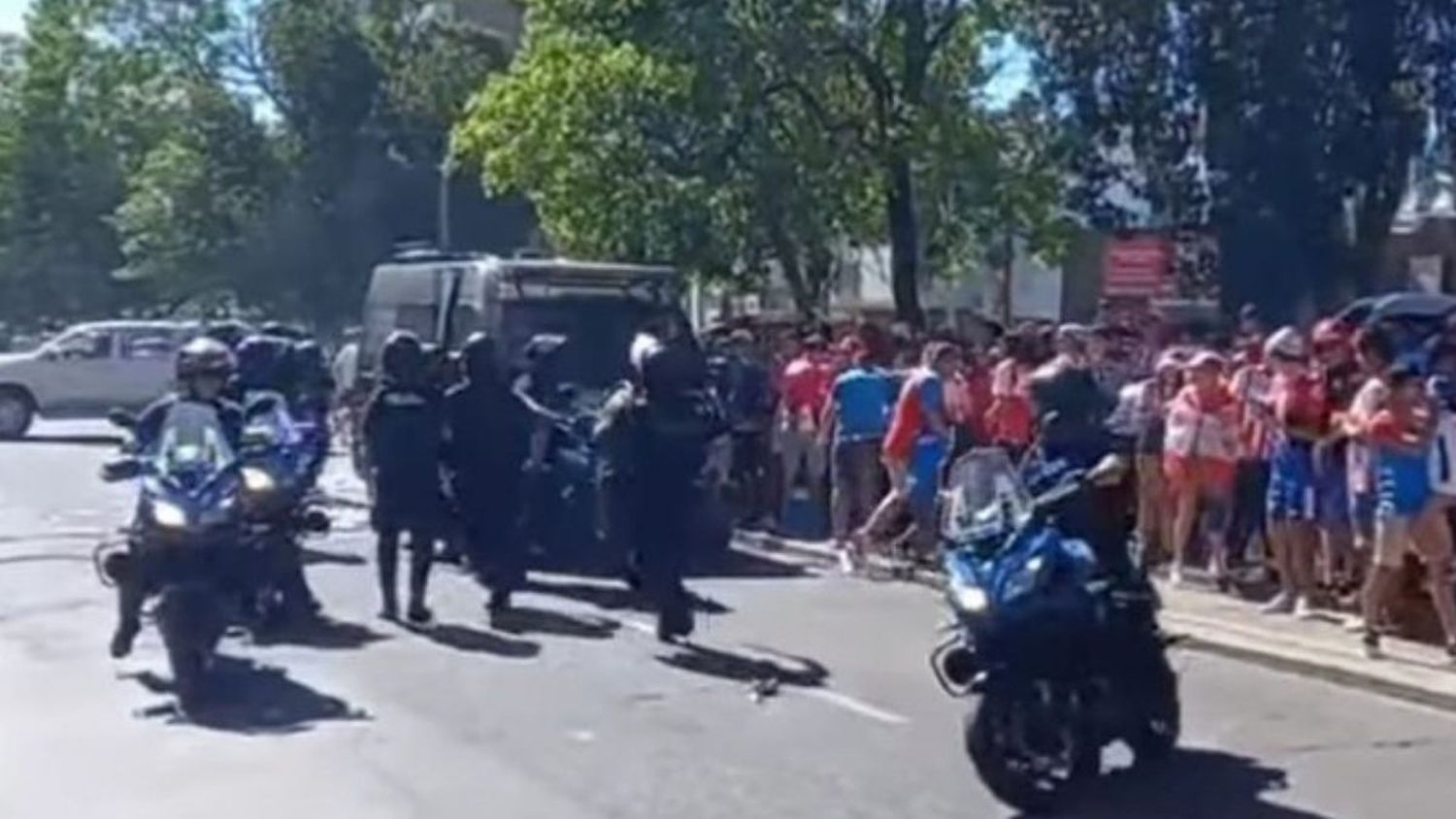 VIDEOS. Hubo disturbios dentro y fuera de la cancha de Unión