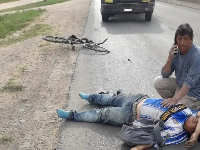 Murió un hombre de 31 años que iba en bicicleta y fue atropellado por un camión