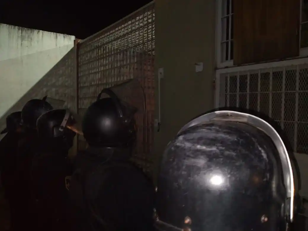 Noche de furia en la ex seccional 7° de barrio Yapeyú