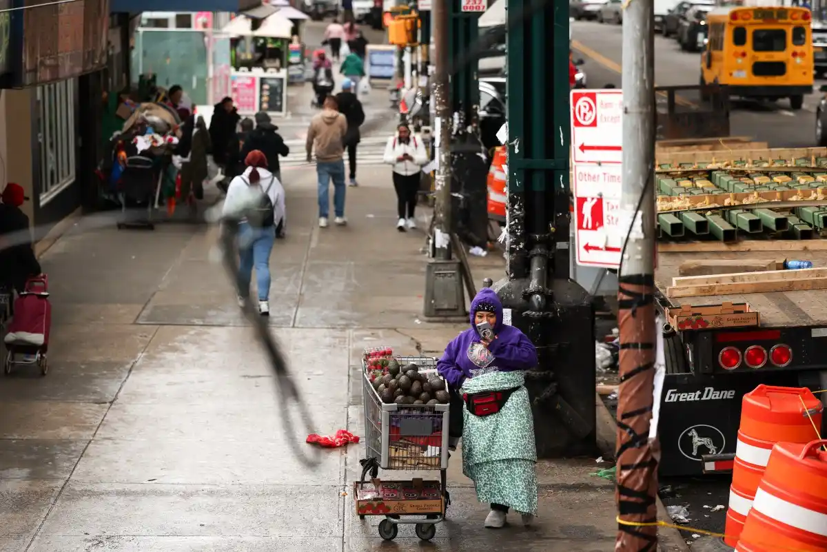 EL MIEDO LOS PARALIZA: economía MIGRANTE de EE. UU. comienza a resentirse por la guerra de TRUMP contra los extranjeros