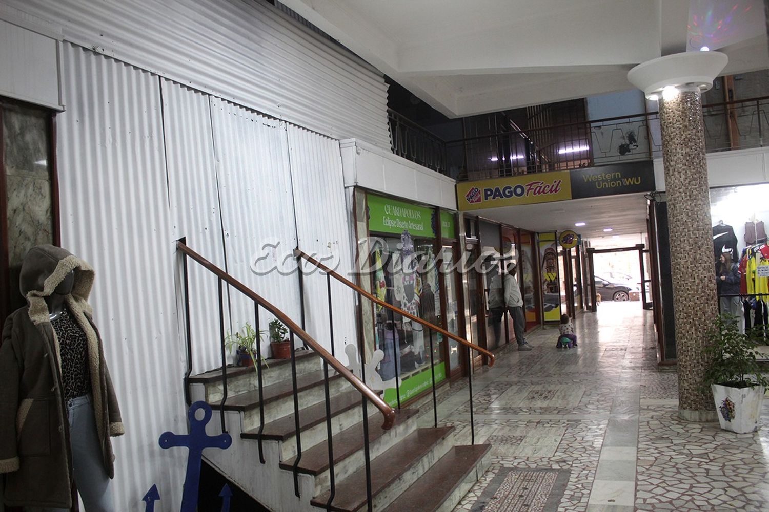 Galería Central. Algunos sectores tapiados y otros funcionando normalmente
