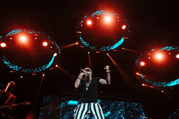 Vintage Club cautiva al público con sus presentaciones en vivo