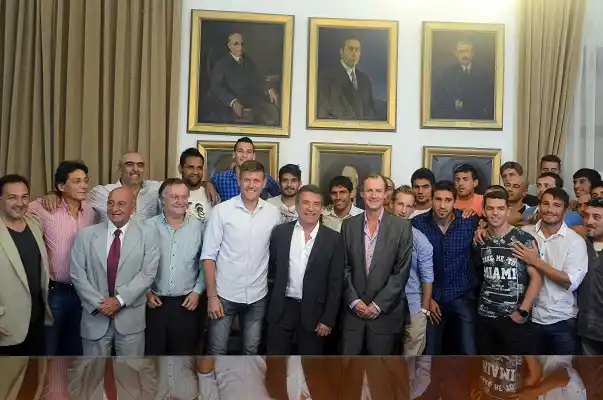 Urribarri y Bordet recibieron al plantel de Patronato