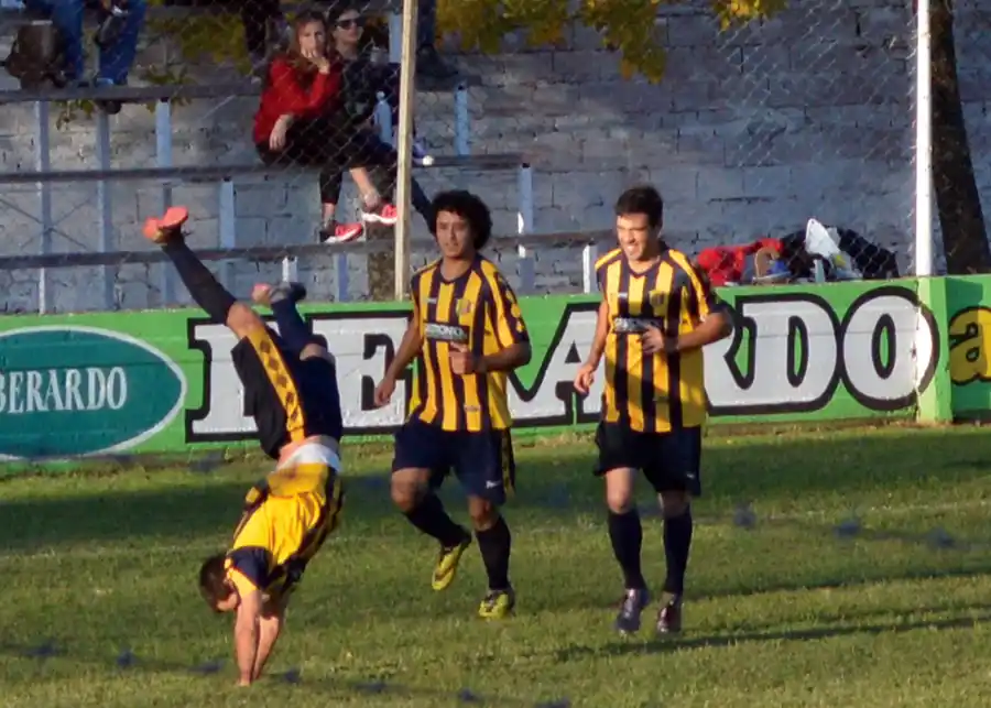 Juventud Urdinarrain ganó y sigue siendo el único líder del torneo