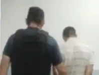 Según el informe oficial, el sujeto rompió el cristal de la puerta de acceso de la firma “Propiedades Norte”, configurándose el delito de daño en flagrancia.