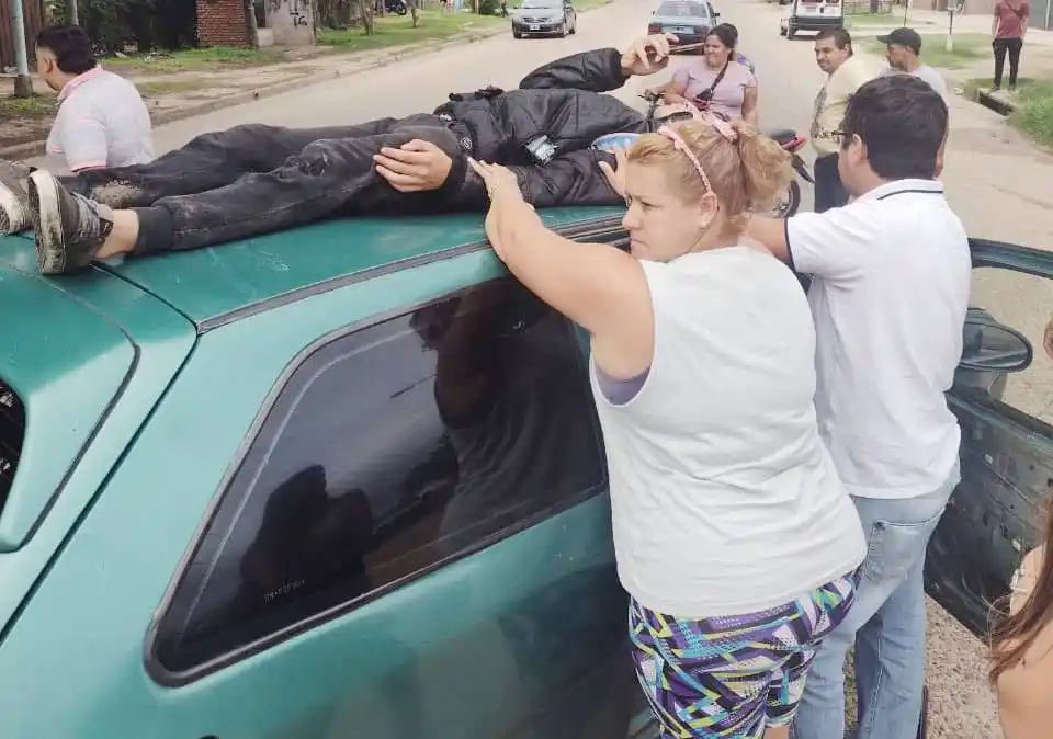 En moto chocó contra el lateral de un auto y terminó en el techo