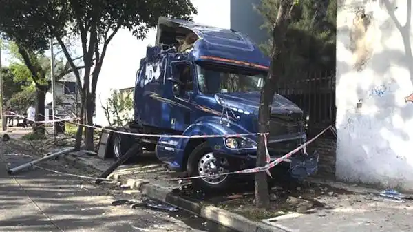 Volvían de la cancha y un camión fuera de control los mató