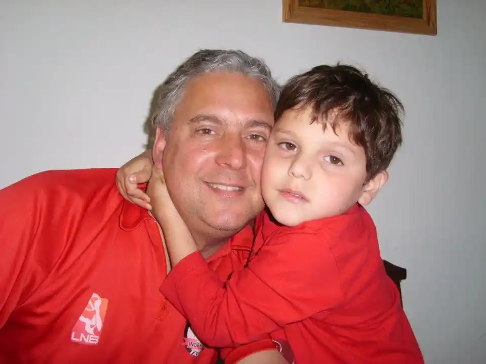 Javier Yrusalimsky junto a su sobrino Javier, futbolista de inferiores de Unicen.