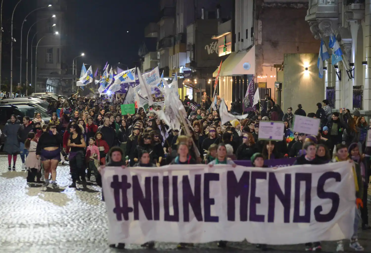 La marcha "Ni una menos" paralizó la actividad del centro.