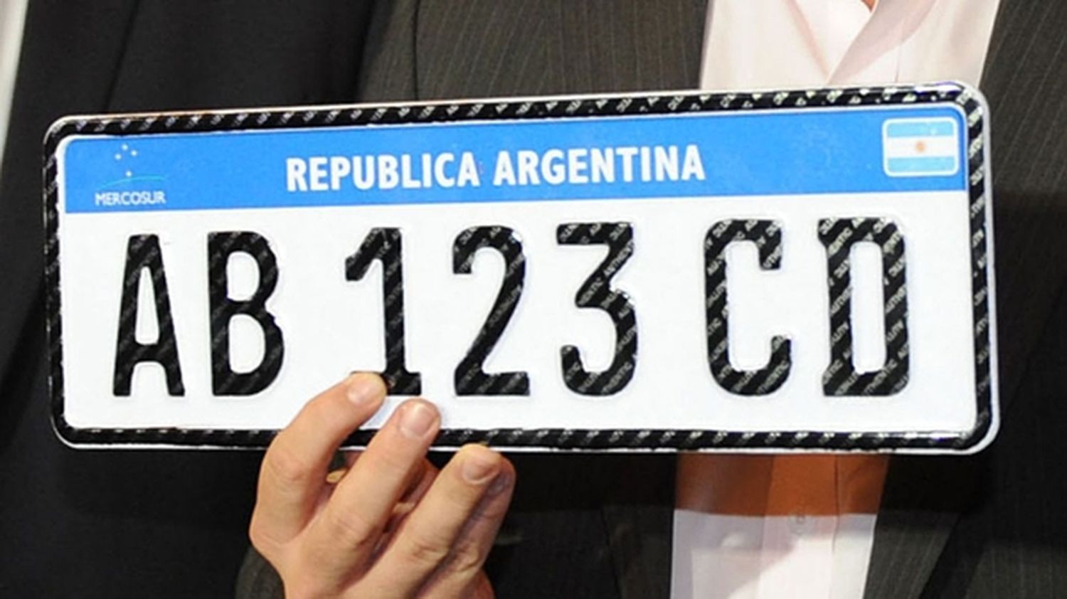 Detectan fallas de fabricación en las nuevas patentes de autos y recomiendan cambiarlas