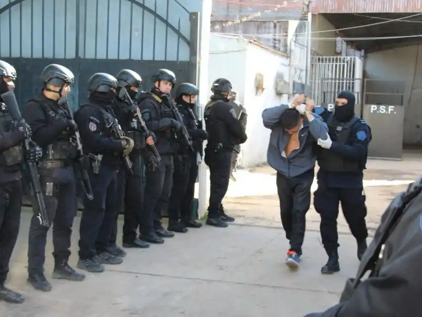 Santa Fe concluye el vaciamiento de las comisarías en Rosario con la supervisión de Pullaro