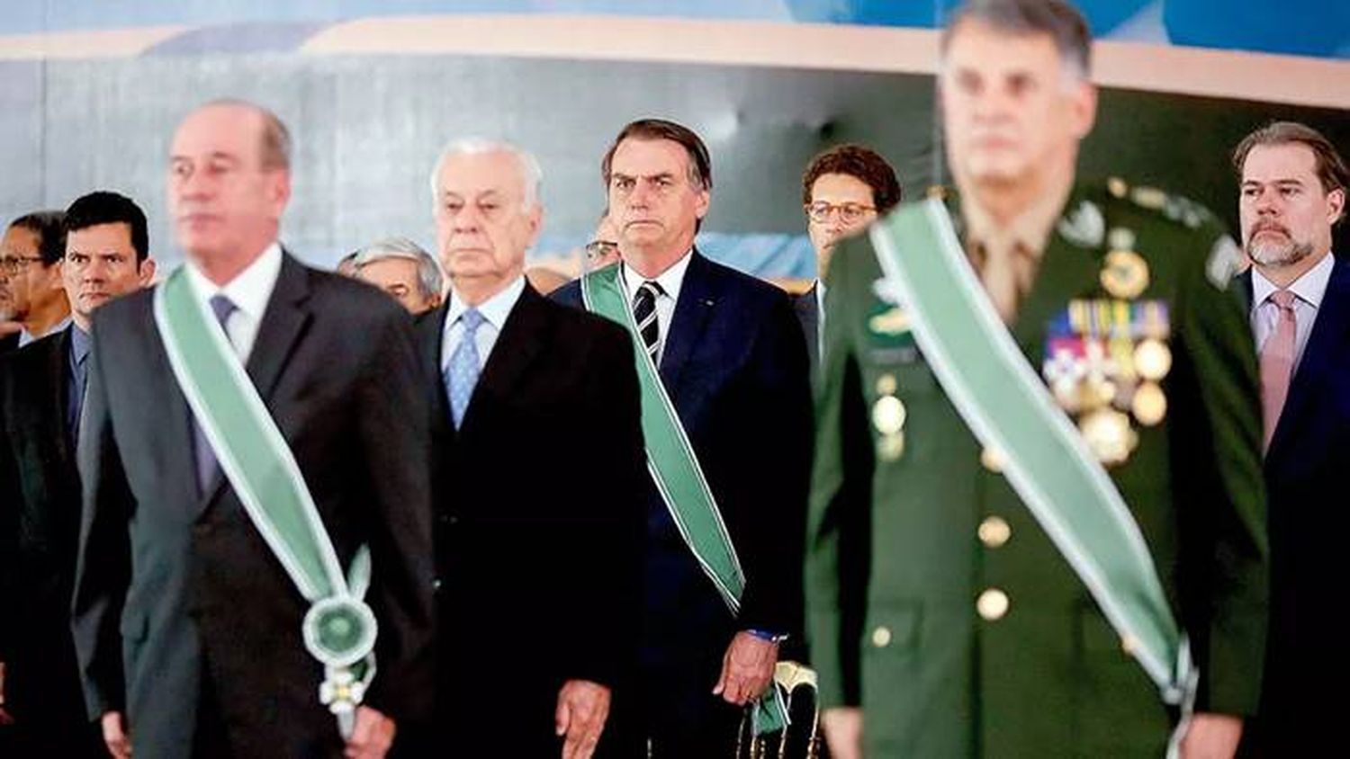 Bolsonaro destituyó a los tres jefes de las Fuerzas Armadas