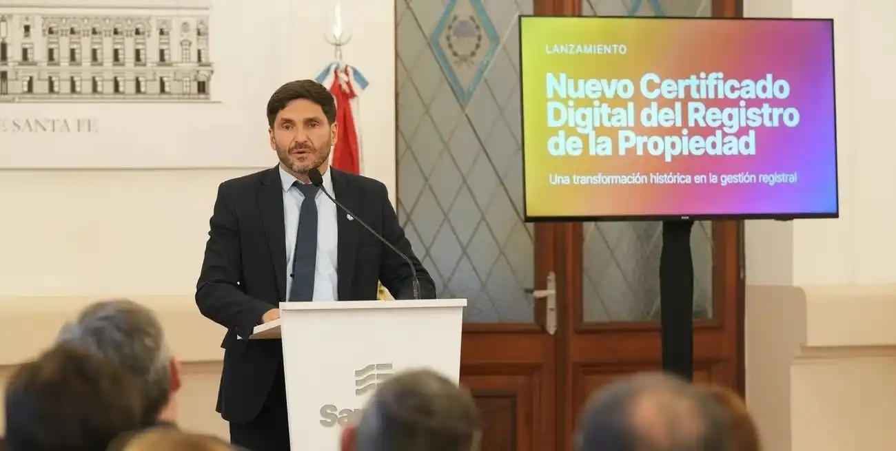 “Lograr la digitalización nos va a permitir agilizar cada trámite que tiene el Gobierno, y ese es el camino que hemos comenzado a trazar conjuntamente”, afirmó Pullaro al presentar la medida en Casa de Gobierno.