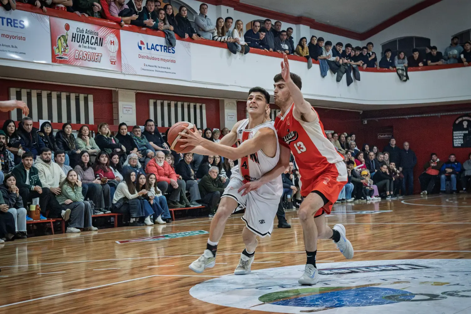 Huracán recibe esta noche a Alumni para el duelo de invictos