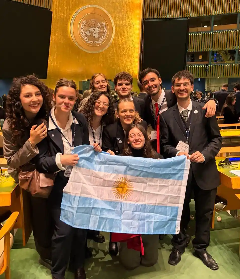Los 9 representantes de la UBA en la Asamblea General de la ONU, después del acto de cierre y premiacion-