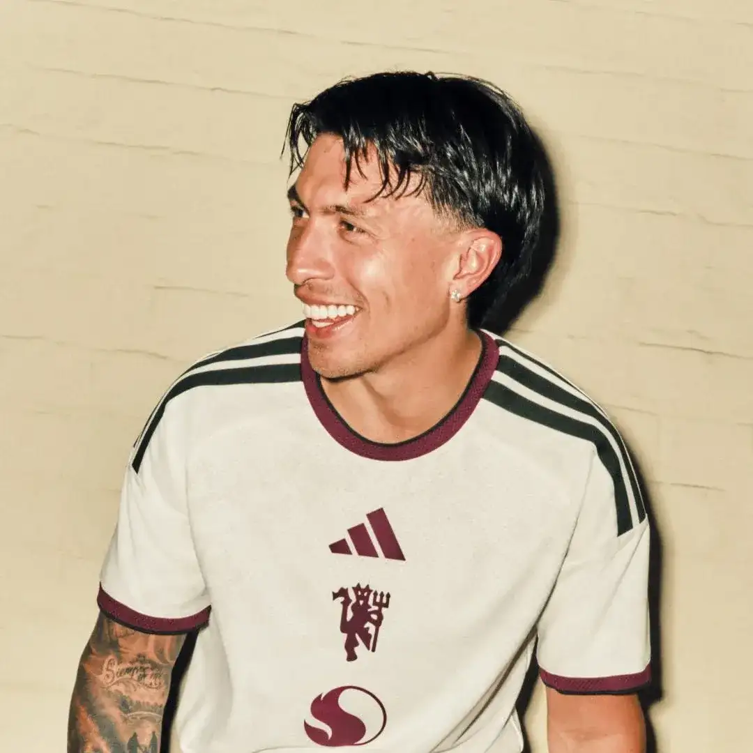 El gualeyo Lisandro Martínez fue una de las caras elegidas para presentar la nueva camiseta del Manchester United