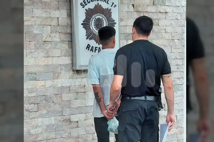 Se enojó con el vecino y le destrozó el espejito del auto: terminó con una causa abierta