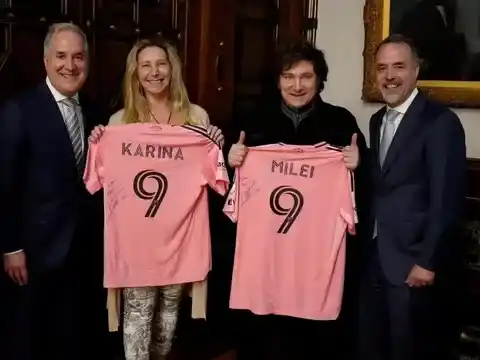 El Pte.Milei con su hermana Karina,mostrando la camiseta de Messi que le obsequieron lo hermanos Más.