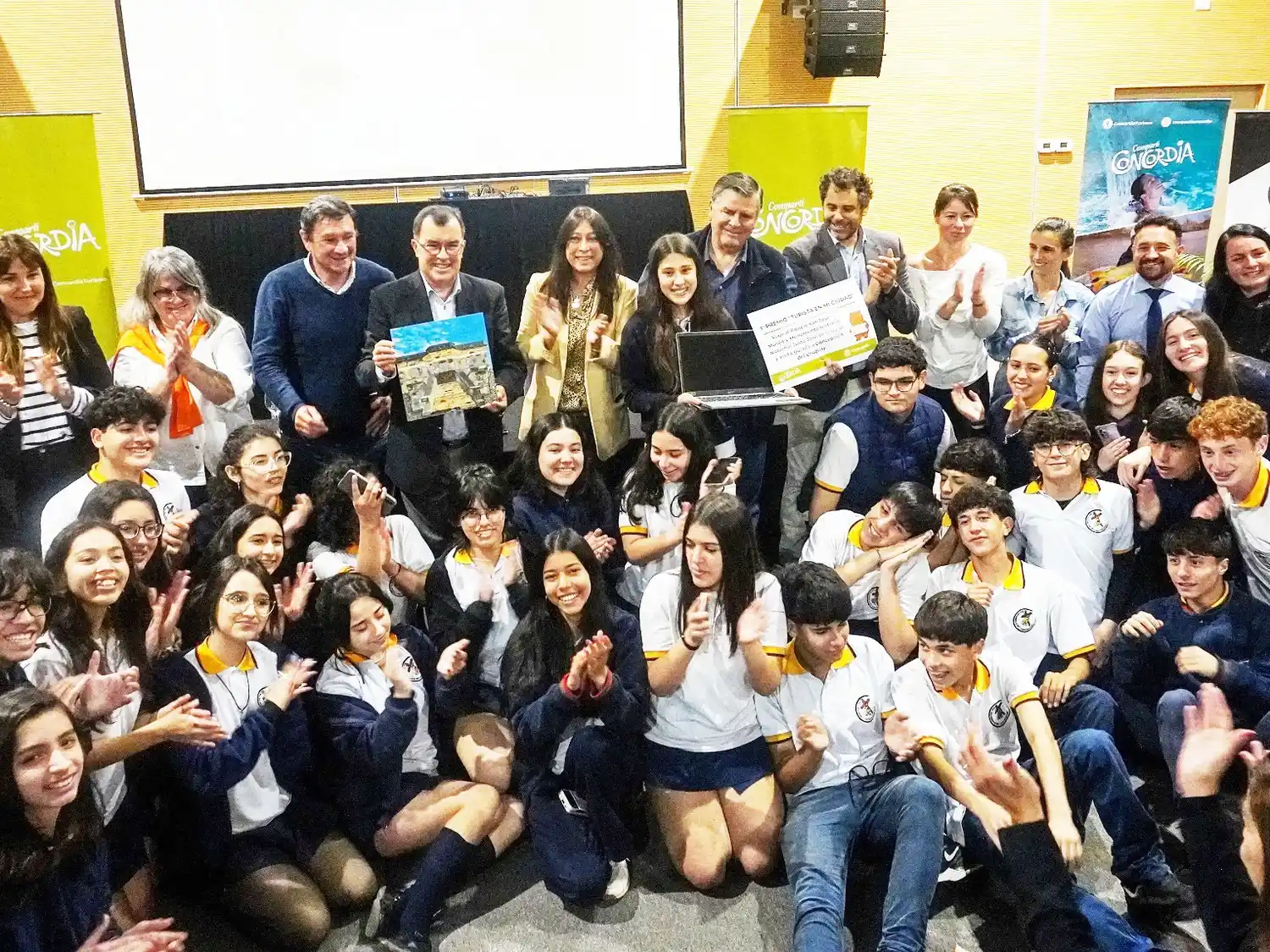 Se entregaron los premios y distinciones del concurso "Turista en mi ciudad"