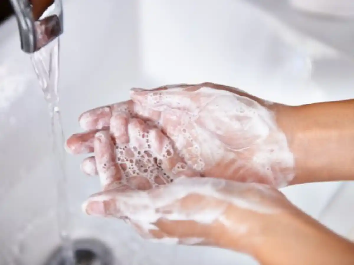 Cómo lavarse bien las manos y aplicarse alcohol en gel para eliminar el coronavirus