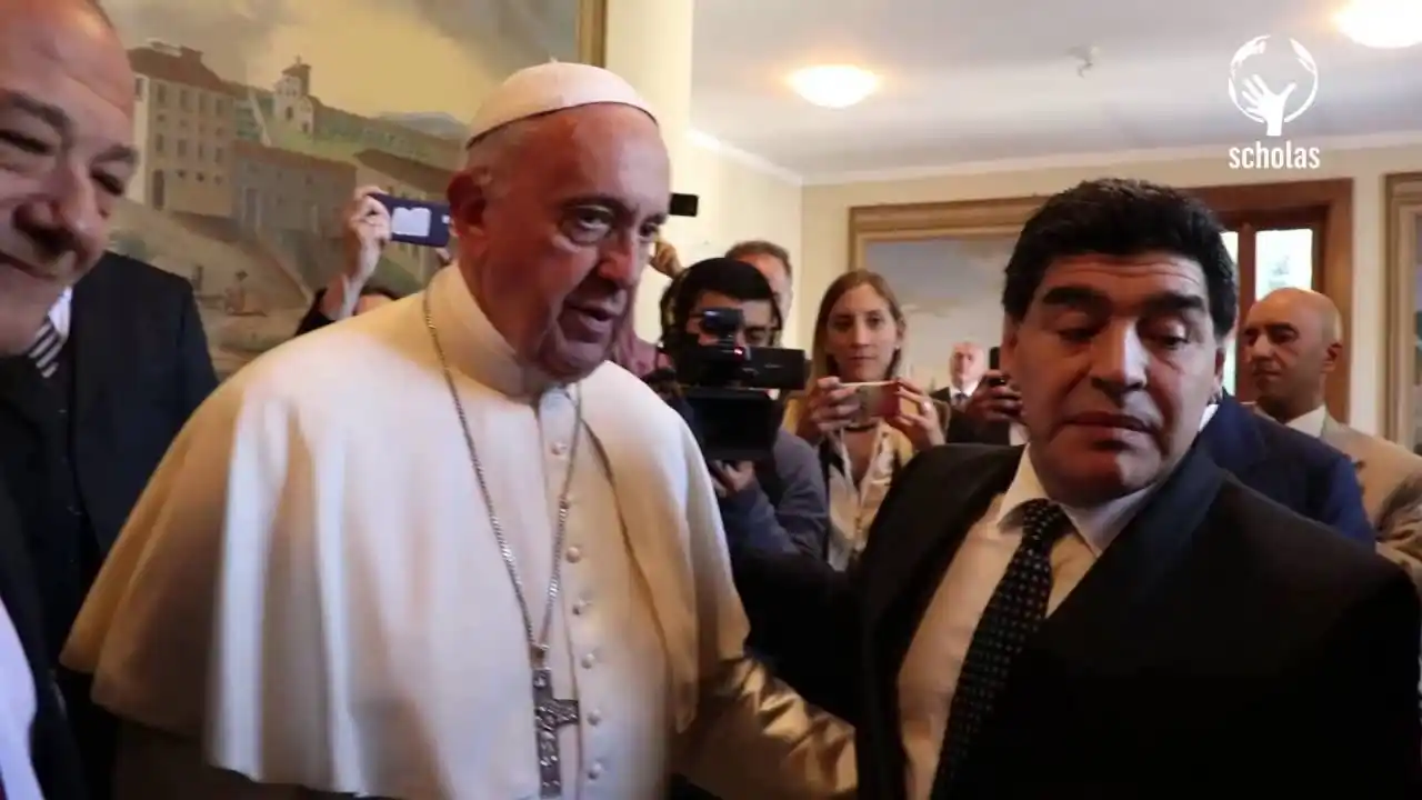 El Papa Francisco y Diego Maradona, juntos en el Vaticano