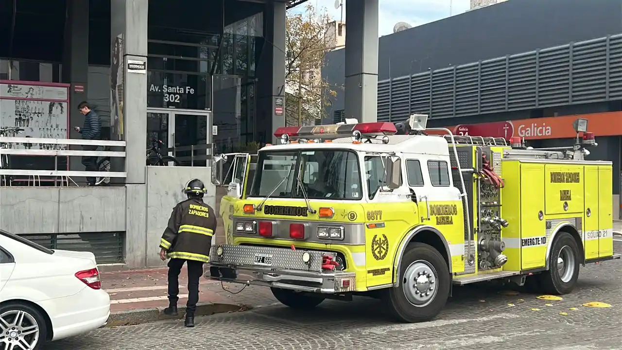 bomberos zapadores en edificio del jockey club centro rafaela ascensor - 7