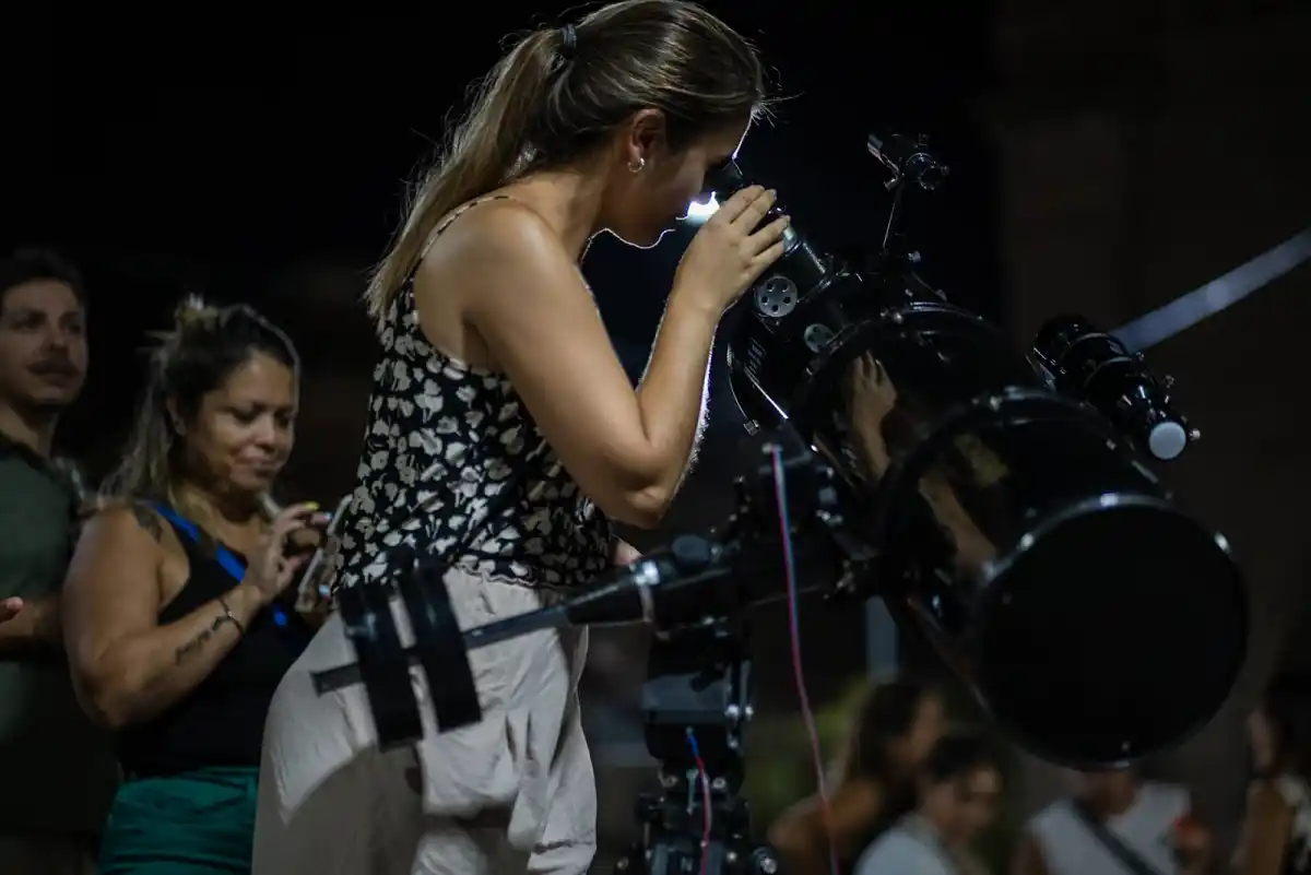 El público colmó el Museo Antonio Serrano para saber de meteoritos y observar la luna por telescopio 