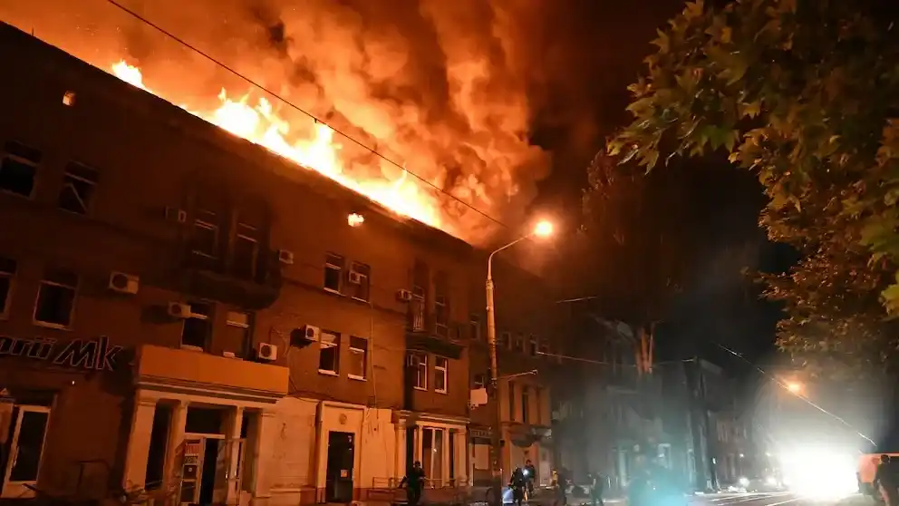 Los bomberos trabajan en el lugar donde un edificio de apartamentos ha sido alcanzado por un ataque con drones rusos, en el marco de la invasión de Ucrania por parte de Rusia, en Zaporizhzhia (Ucrania). Foto: Reuters
