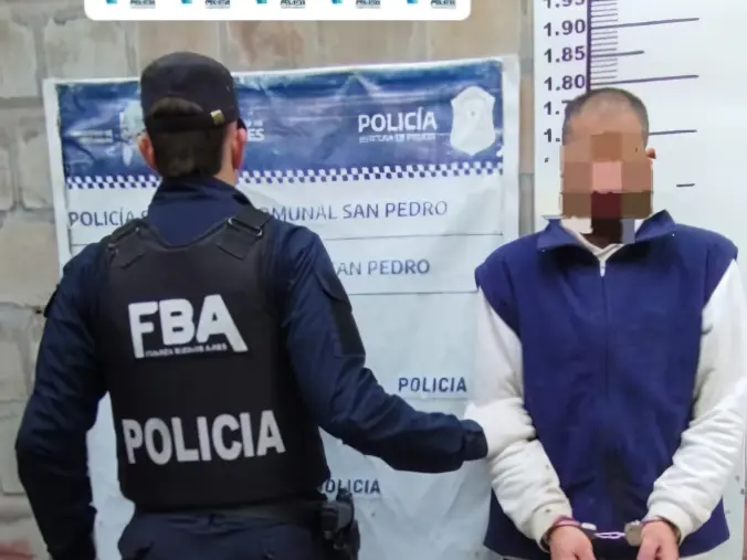 El sujeto intento robar una botella de alcohol.