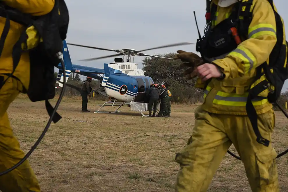 El ministro de Gobierno y Seguridad, Julián López, supervisó las tareas de combate contra el fuego.