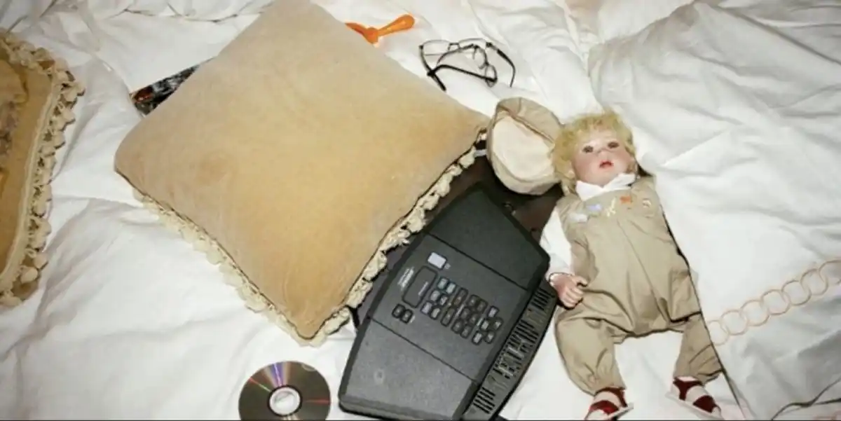 La cama de Michael Jackson al momento de morir: drogas, notas extrañas y una muñeca espeluznante