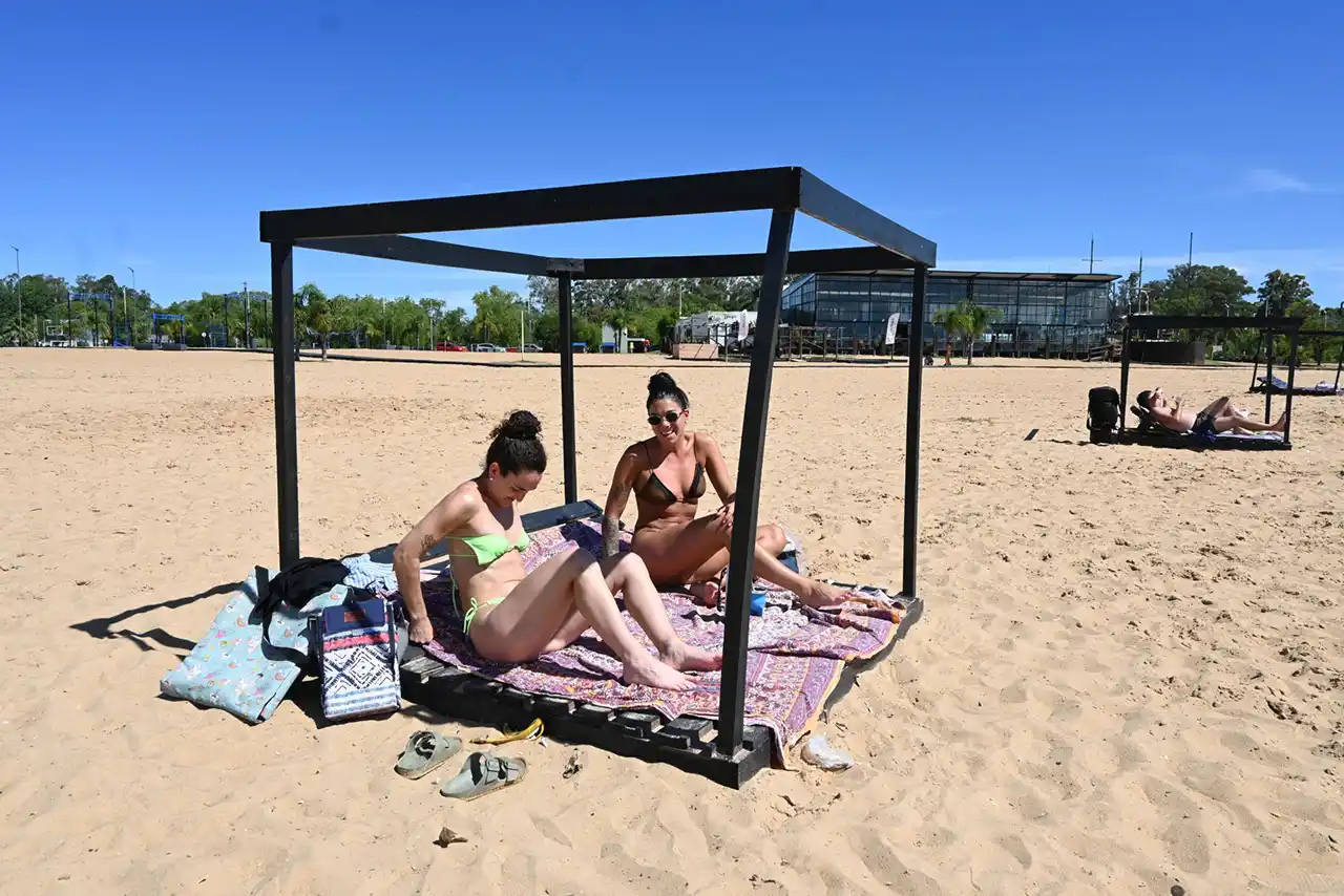 Lanzan una promoción 3x2 en alojamientos para incentivar el turismo en Paraná durante el verano