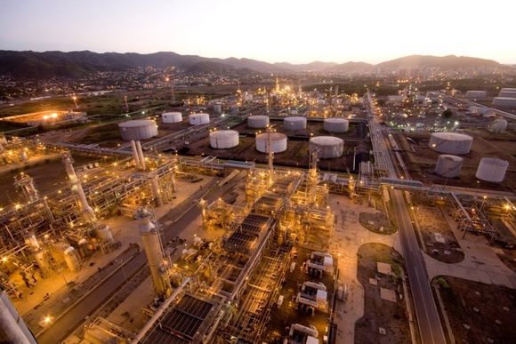 Siete trabajadores heridos tras explosión en la refinería de Puerto la Cruz