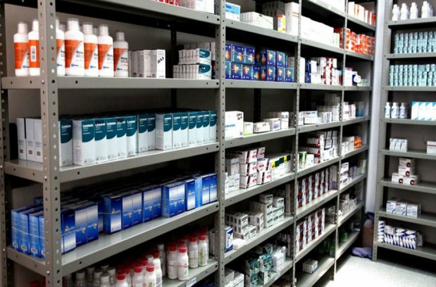 Farmacéuticos alertan que el DNU "favorece la automedicación"