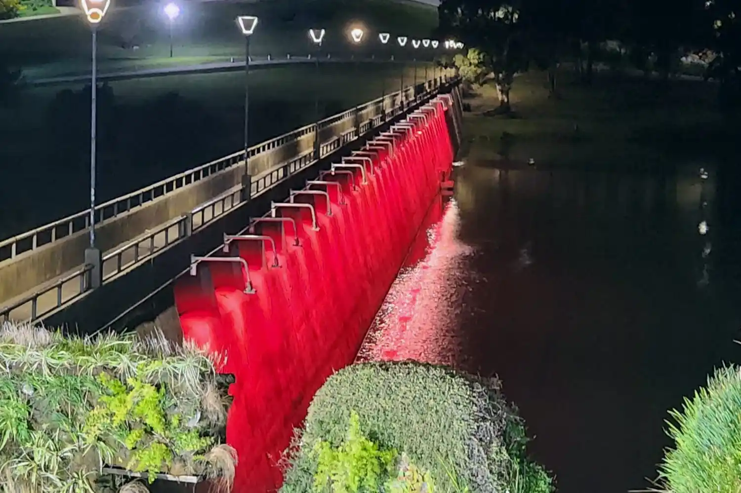 La nueva iluminación del Murallón del Dique.