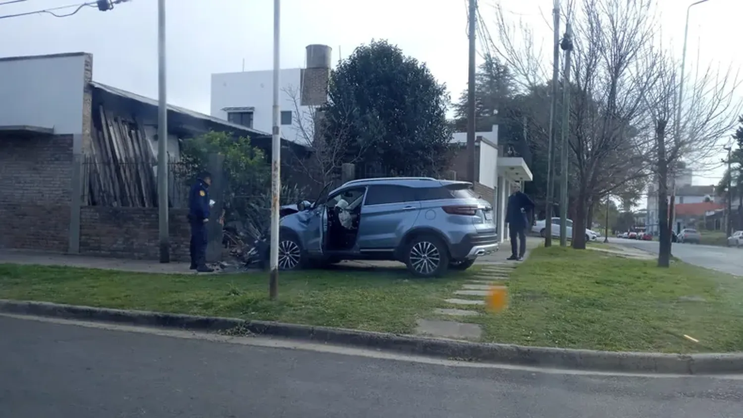 Hospitalizaron un conductor tras incrustarse contra una casa